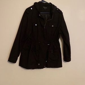 This quarter length jacket is a size 2X long sleeve color, black